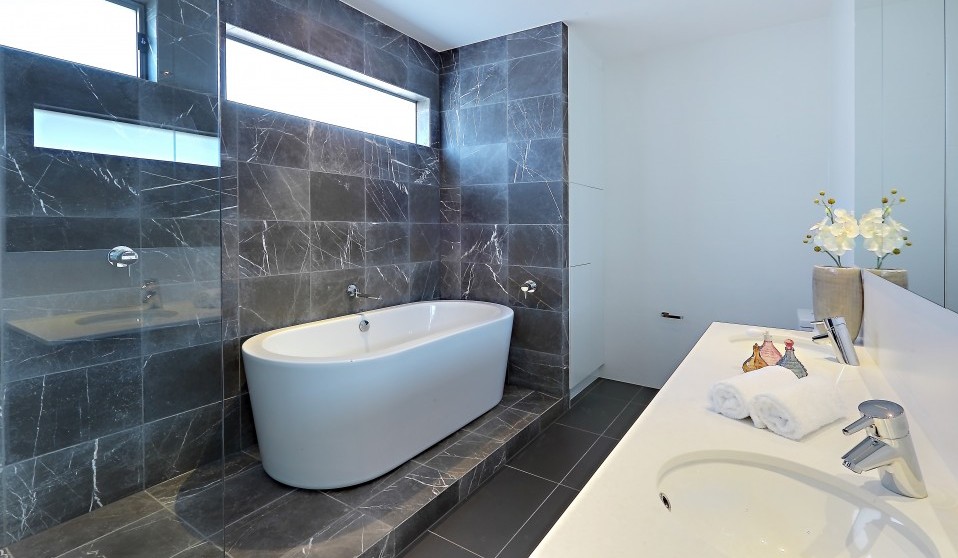 Luxury Residence - Main Bathroom - Modern Living, a project by Avid Carpentry + Construction